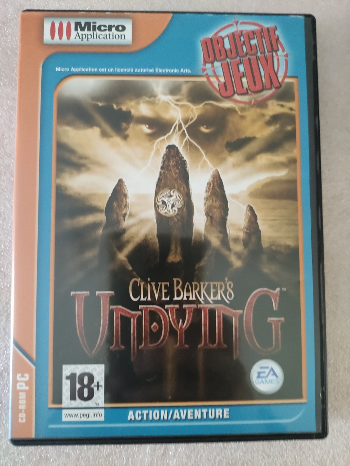 Jeu PC Clive Barker’s Undying pour EA Games, version française, affichant la boîte du jeu avec artwork sombre et mystérieux.