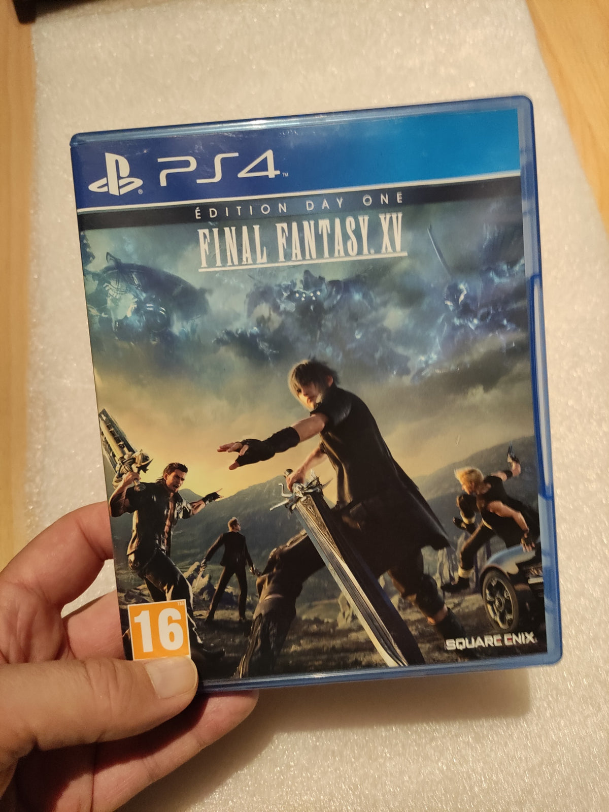 Jeu PS4 Final Fantasy XV Édition Day One de Square Enix, couverture avec artwork de héros et logo du jeu.