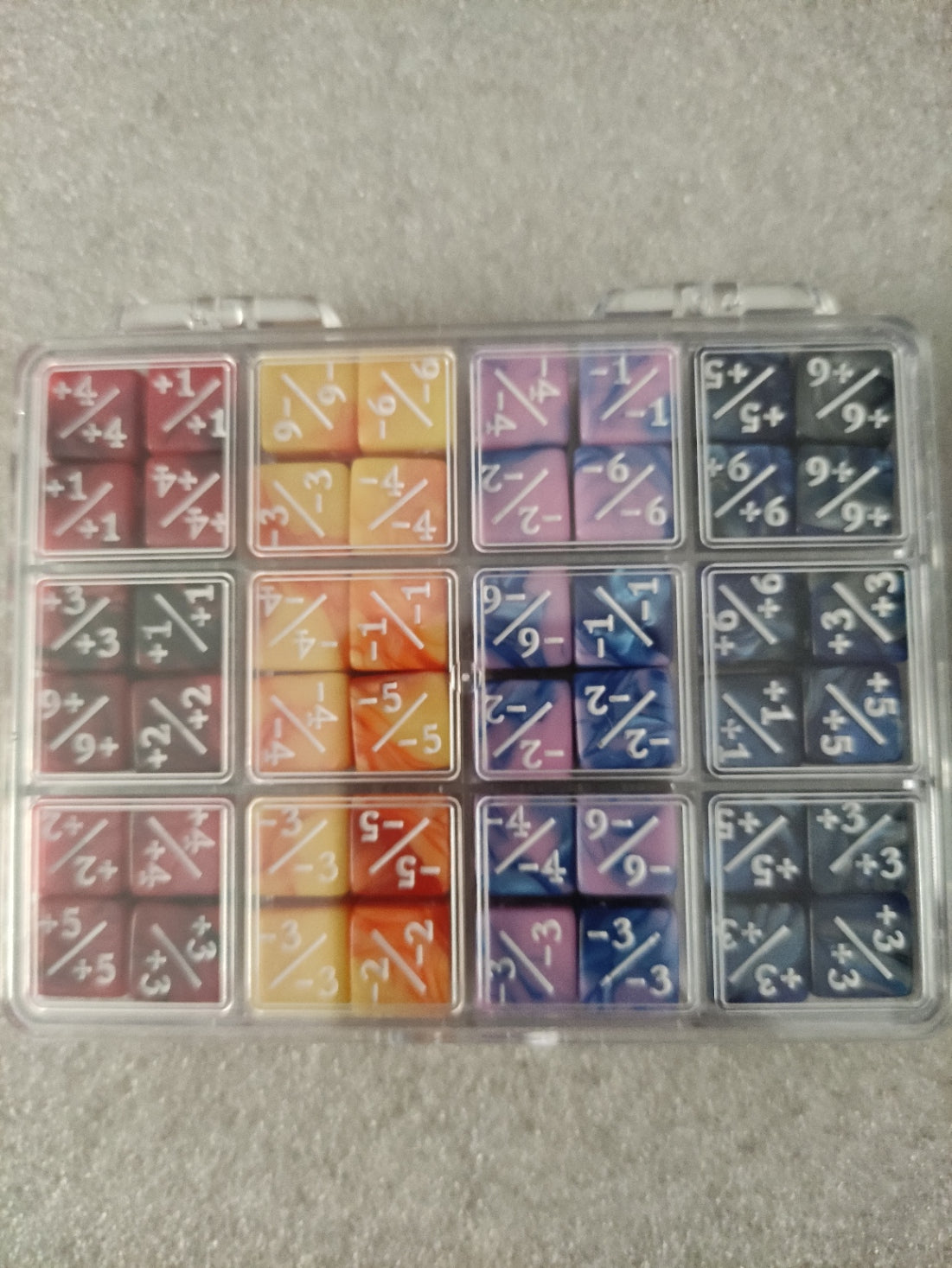 Lot de 48 marqueurs TCG Geek'nGreed pour dés modificateurs +1/-1 pour jeux de cartes, colorés et faciles à manipuler.