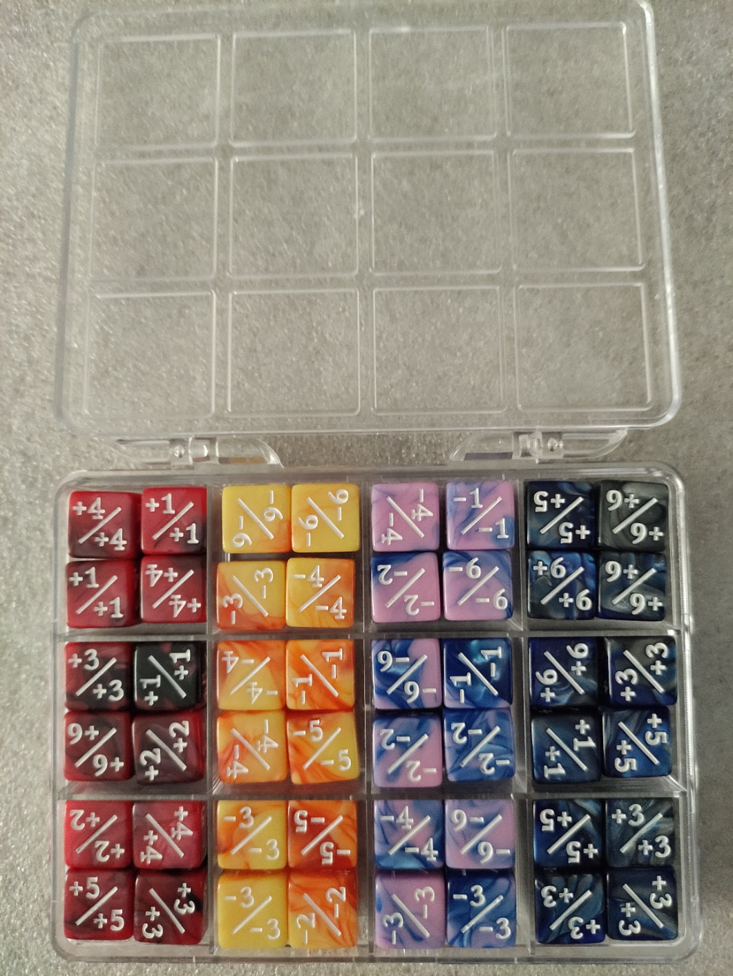 Lot de 48 marqueurs TCG Geek'nGreed pour jeux de cartes, dés modificateurs +1 / -1, idéal pour jeux de cartes stratégiques.